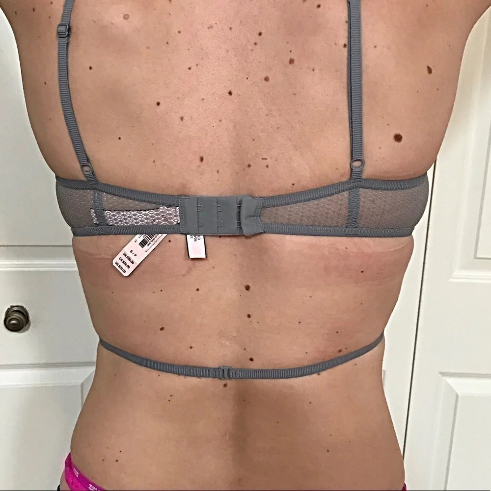 𝅺l‎ Victoria’s Secret Gray strappy Bralette. NWT